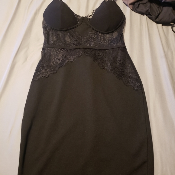Dresses - Picture 1 of 4
